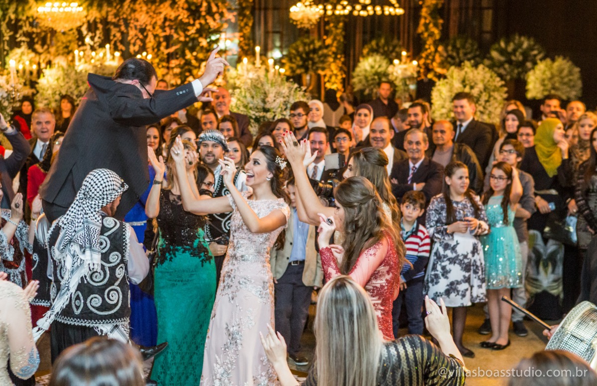 Decoração Trópicos Buffet, aniversario Nermin Saadi, clube de campo de mogi das cruzes, 15 anos, byclara doces finos, entrada e dança da debutante, dança dos convidados, dança típica libanesa
