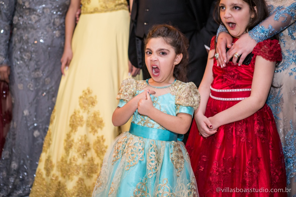 Decoração Trópicos Buffet, aniversario Nermin Saadi, clube de campo de mogi das cruzes, 15 anos, byclara doces finos, entrada e dança da debutante, dançando para os convidados, dançando com a galera, sobrinhas
