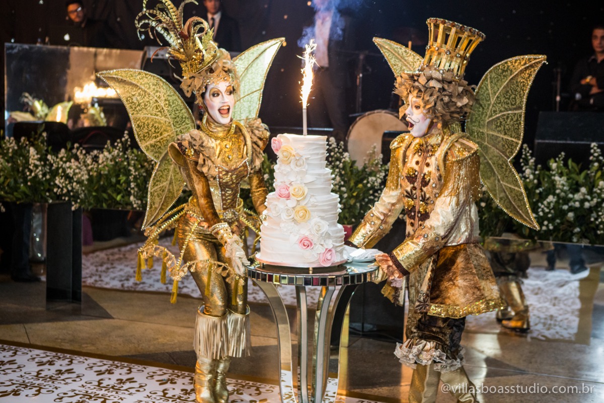 Decoração Trópicos Buffet, aniversario Nermin Saadi, clube de campo de mogi das cruzes, 15 anos, byclara doces finos, entrada e dança da debutante, retrospectiva, olhar atento das irmãs e dos pais, bolo da debutante, par