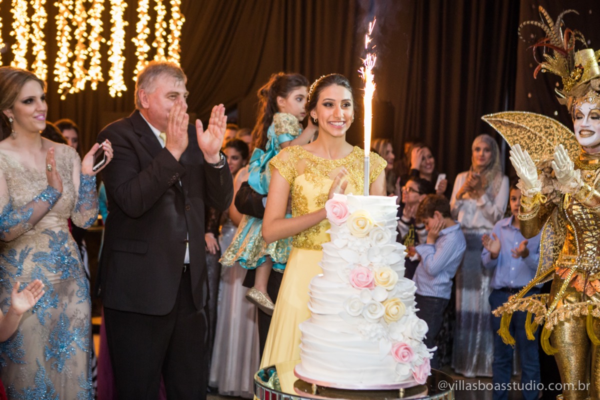 Decoração Trópicos Buffet, aniversario Nermin Saadi, clube de campo de mogi das cruzes, 15 anos, byclara doces finos, entrada e dança da debutante, retrospectiva, olhar atento das irmãs e dos pais, bolo da debutante, par