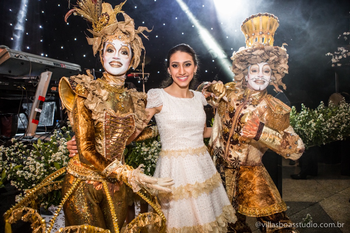 Decoração Trópicos Buffet, aniversario Nermin Saadi, clube de campo de mogi das cruzes, 15 anos, byclara doces finos, entrada e dança da debutante, dançando para os convidados, dançando com a galera e no palco