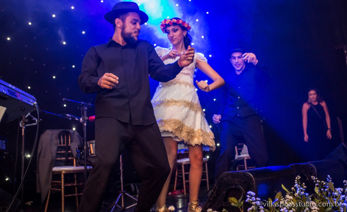 Decoração Trópicos Buffet, aniversario Nermin Saadi, clube de campo de mogi das cruzes, 15 anos, byclara doces finos, entrada e dança da debutante, dançando para os convidados, dançando com a galera e no palco