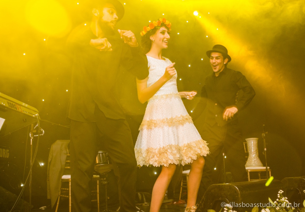 Decoração Trópicos Buffet, aniversario Nermin Saadi, clube de campo de mogi das cruzes, 15 anos, byclara doces finos, entrada e dança da debutante, dançando para os convidados, dançando com a galera e no palco