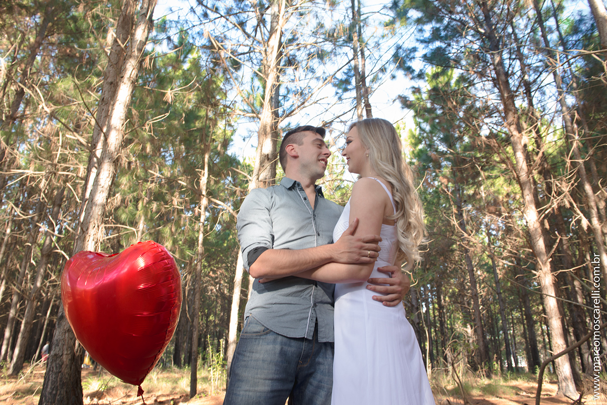 Casal de noivos se abraçando com a paisagem do las acacias em pelotas ao fundo. Foto registrada durante o esnaio pré casamento.