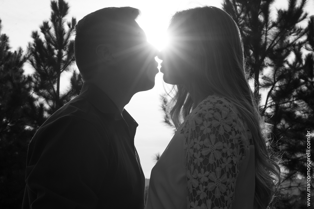 Foto preto e branco de um lindo contra luz do casal de noivos em seu ensaio pré casamento. Pré wedding realizado no Las acacias em Pelotas. Foto por Marco Moscarelli Fotografo