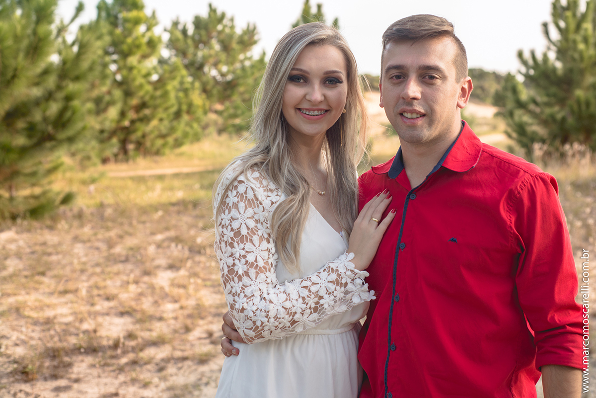 Casal de noivos em momento lindo durante ensaio pré casamento. Pré wedding realizado no Las Acacias em Pelotas. Foto por Marco Moscarelli Fotografo