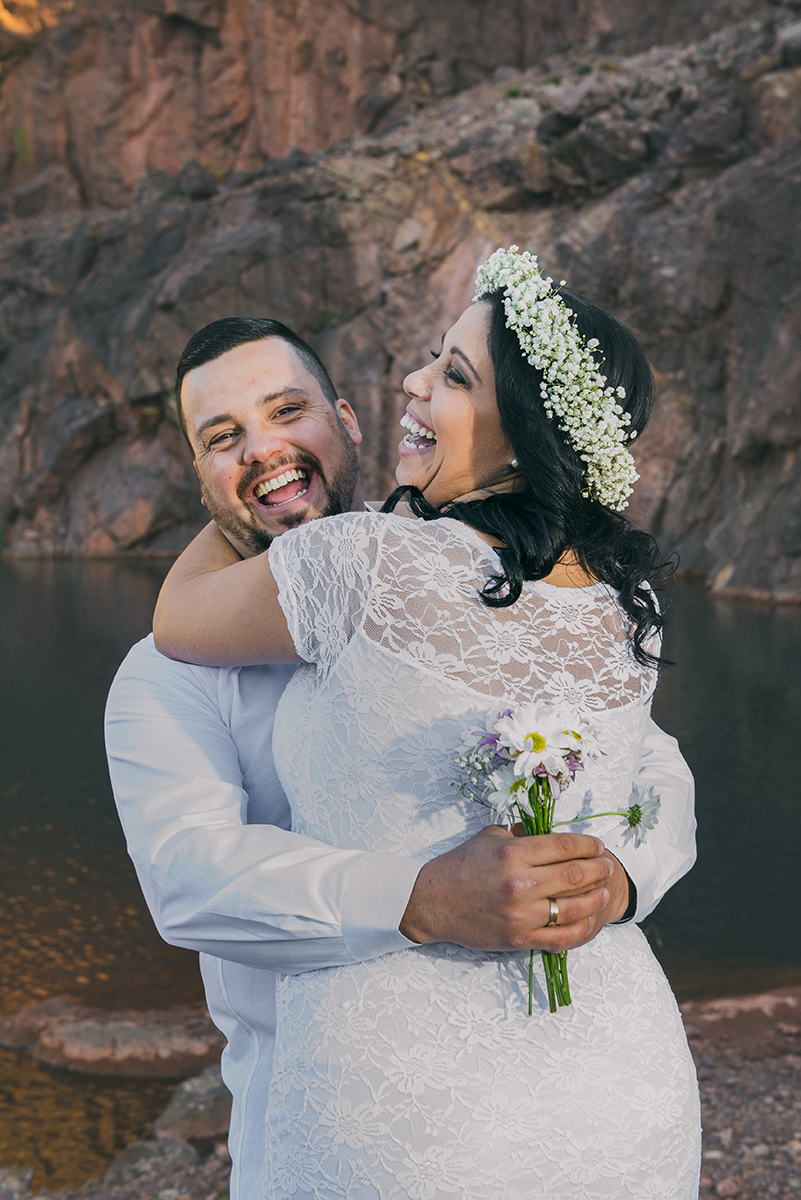 Noiva e noivo trocando olhares e sorrisos felizes durante o seu ensaio de casal pré wedding