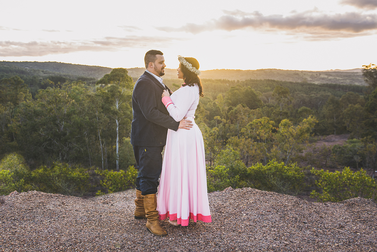 Casal de noivos trocando olhares com um lindo pordo sol ao fundo compondo a paisagem deste pre wedding feito antes do casamento nas minas do camaquã.