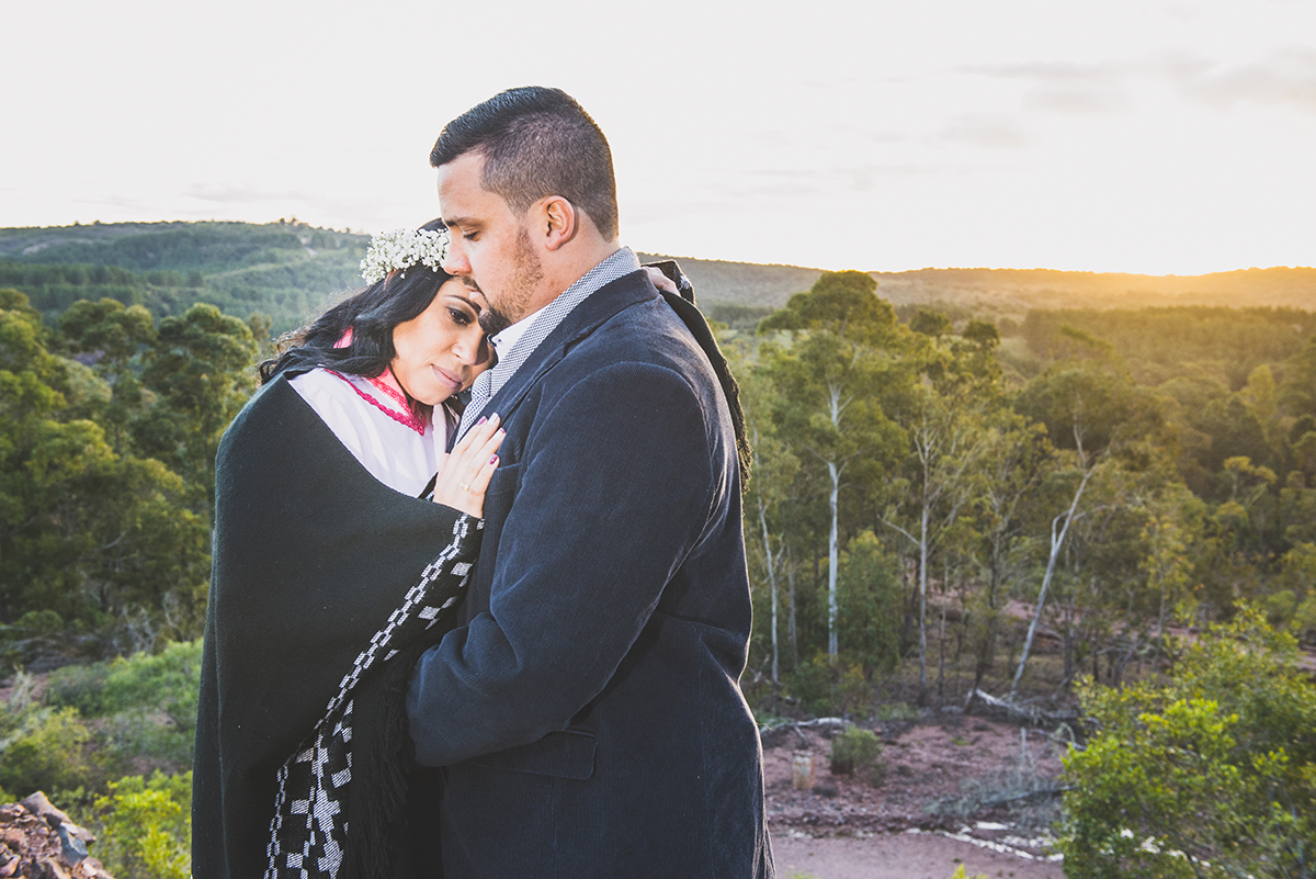 Casal de noivos em um lindo abraço com um lindo pordo sol ao fundo compondo a paisagem deste pre wedding feito antes do casamento nas minas do camaquã