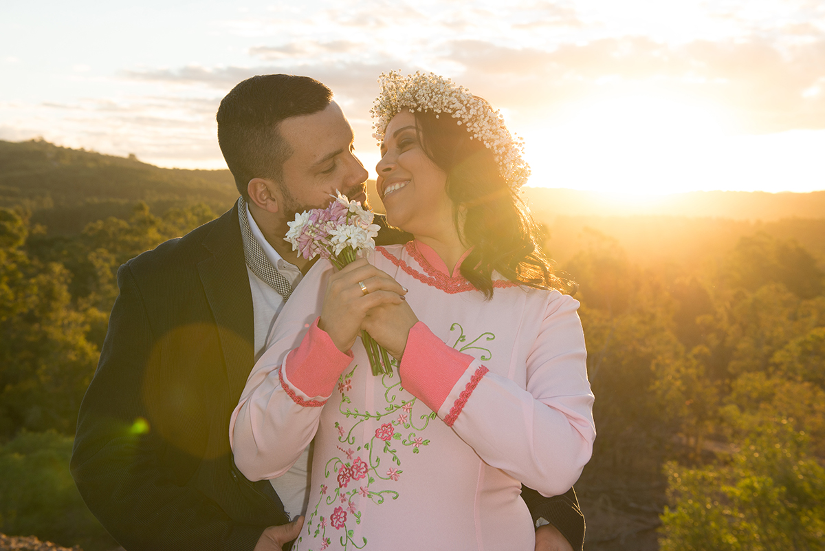 Casal de noivos trocando olhares com um lindo pordo sol ao fundo compondo a paisagem deste pre wedding feito antes do casamento nas minas do camaquã