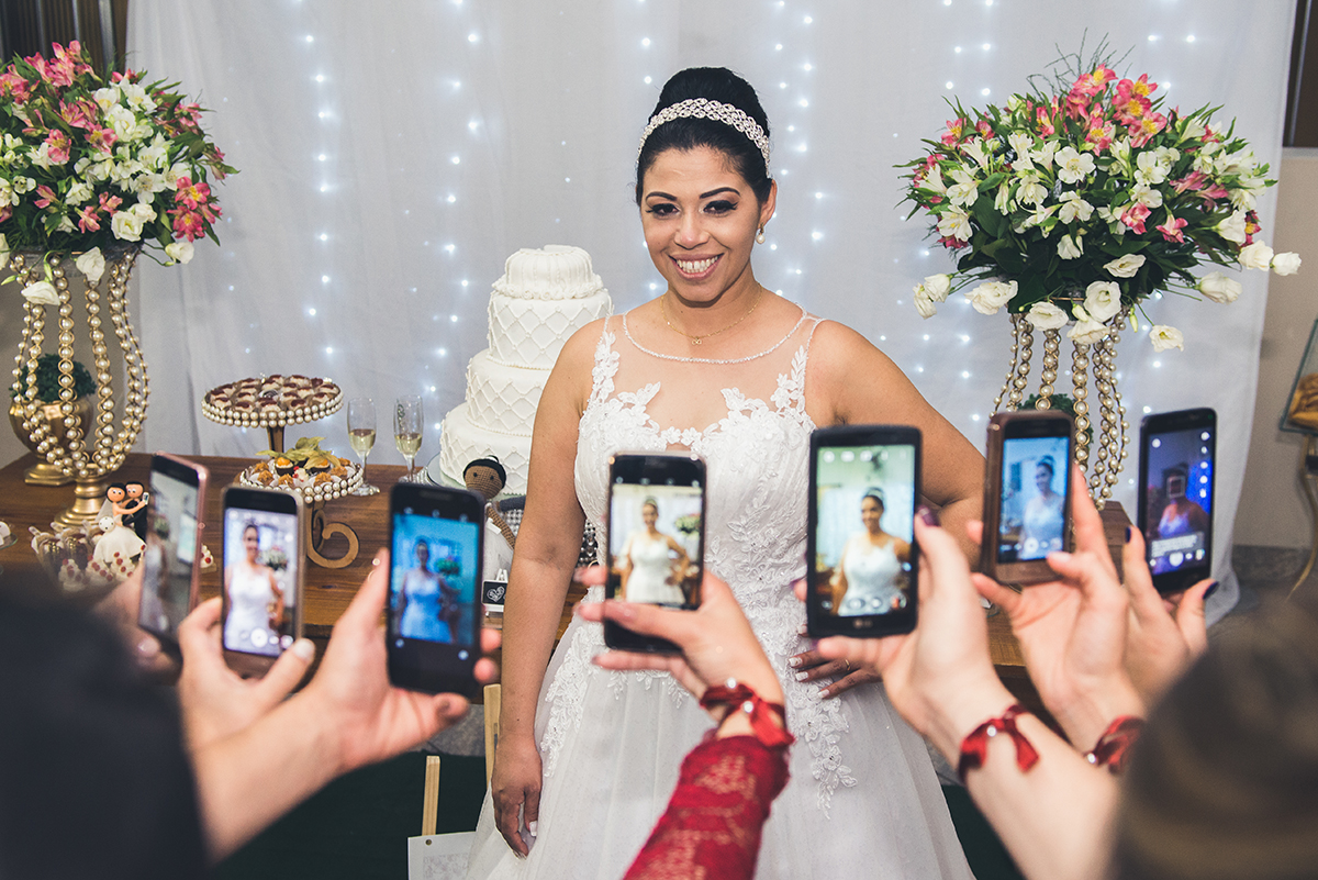 Foto divertida das madrinhas fotografando a noiva com os seus celulares.