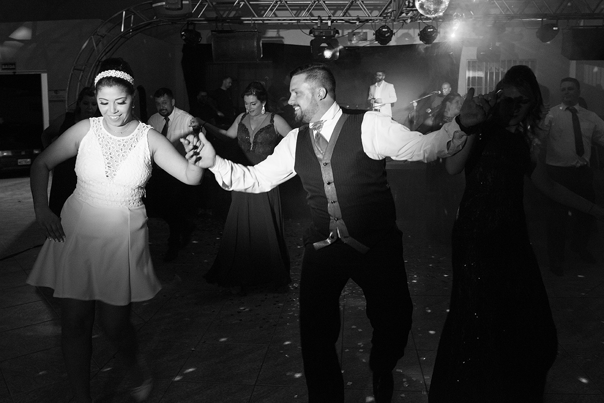 Foto em preto e branco da dança dos noivos.