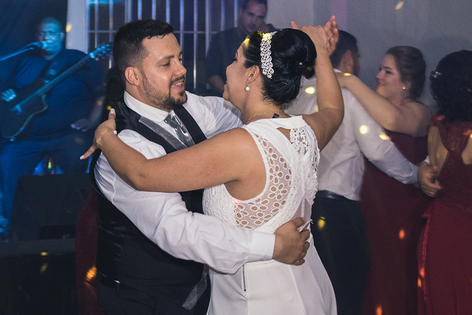 Foto de um momento especial da valçados noivos.