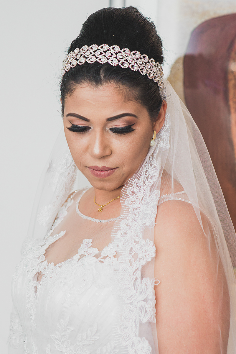 Retrato da noiva com o vestido de noiva em momentos antes da cerimonia de casamento.