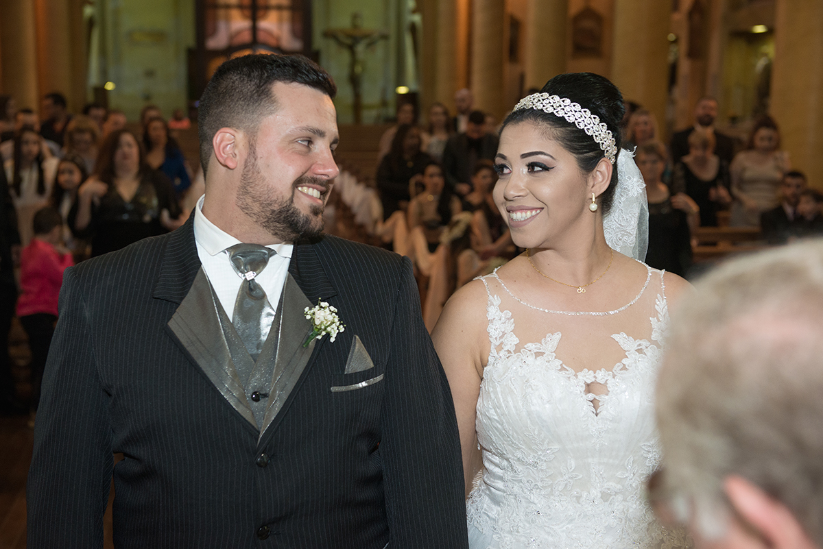 Noivo e noiva trocando um belo olhar durante a cerimonia de casamento.