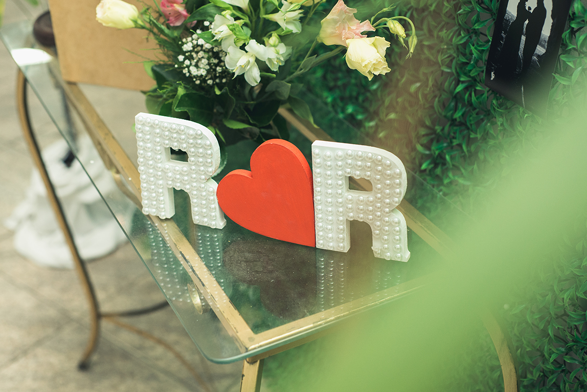 Detalhe da decoração da mesa da recepção dos noivos letras R e R, iniciais do casal.
