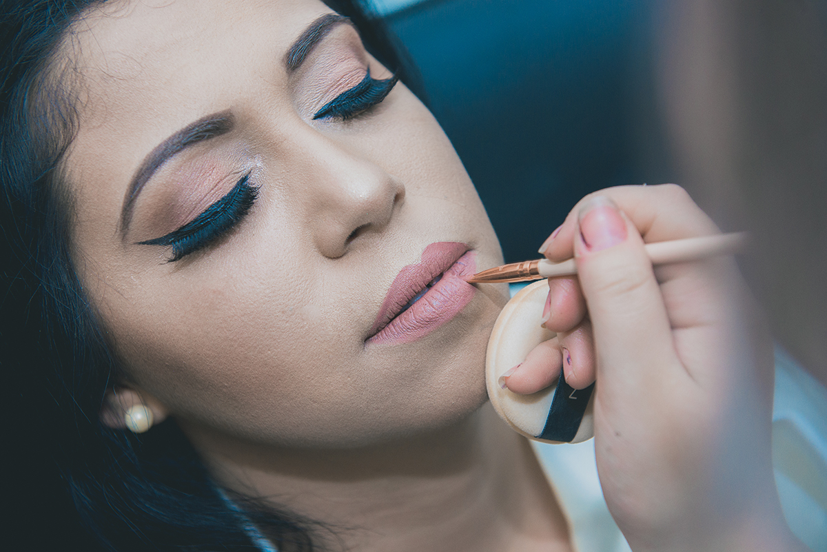Linda foto do final do make up da noiva. Foto do detalhe dos labios da noiva durante o make