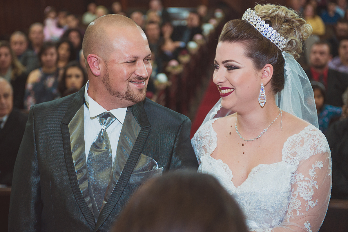 Lindo momento dos noivos trocando um belo sorriso durante o casamento. Foto por Marco Moscarelli