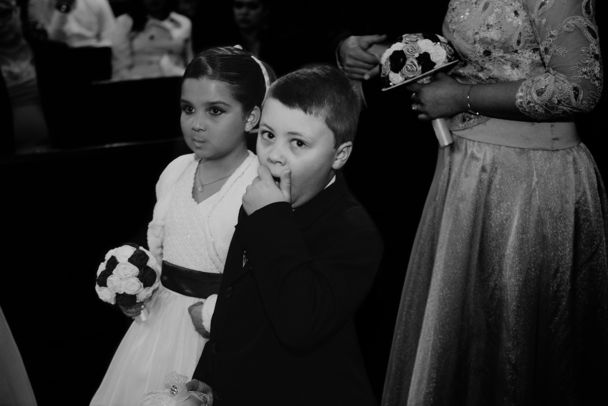 Lindo flagrante do pequeno pagen bocejando durante o casamento, fotografia em preto e branco. Foto por Marco Moscarelli
