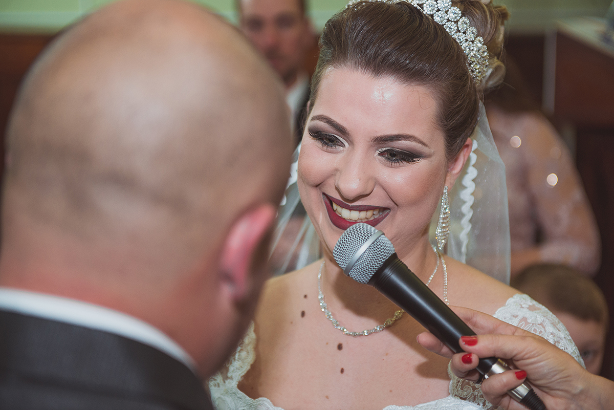 Linda foto da noiva chorando e sorrindo para o noivo durante os votos do casamento. Foto por Marco Moscarelli