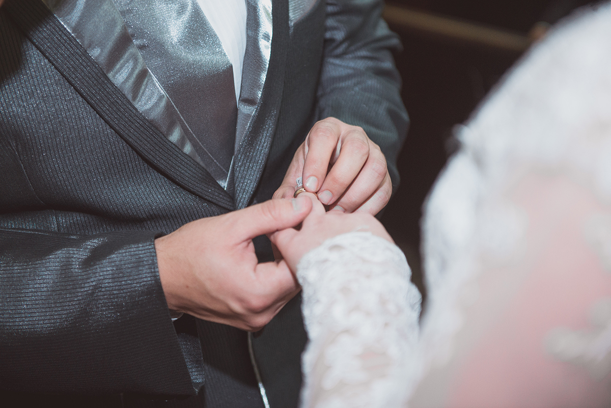 Troca de alianças durante o casamento. Foto por Marco Moscarelli