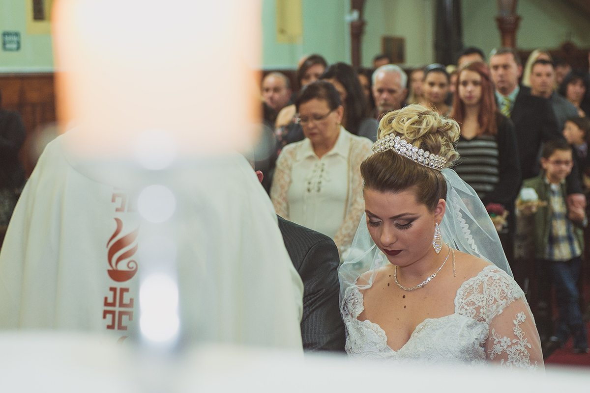 Detalhe da noiva no altar durante o casamento. Foto por Marco Moscarelli