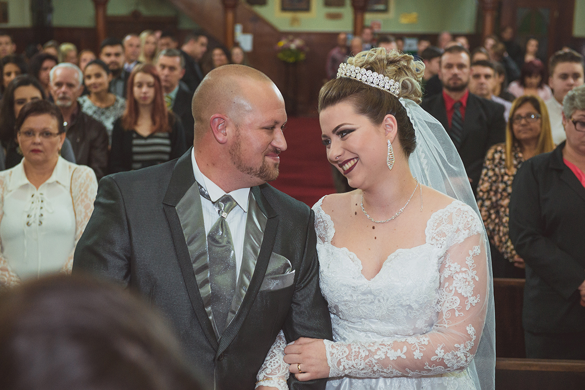Linda troca de sorrisos dos noivos durante o casamento. Foto por Marco Moscarelli