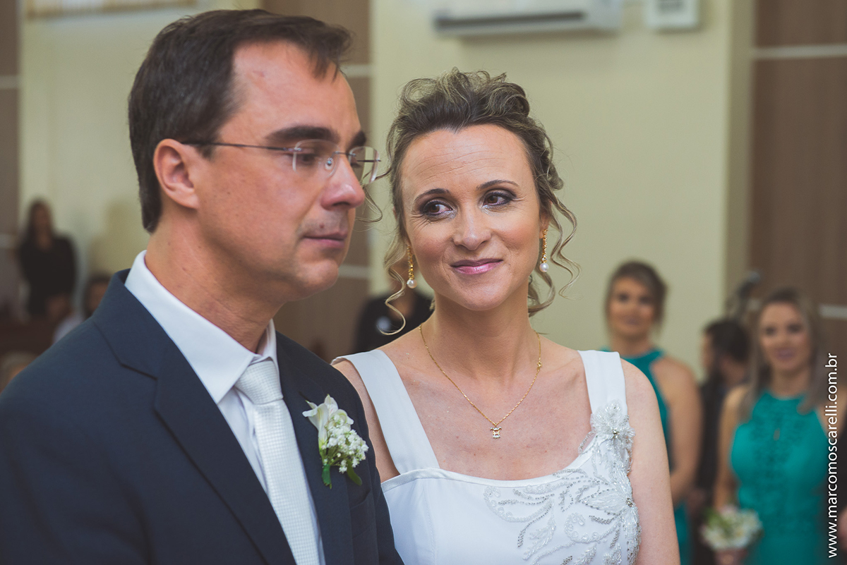 Olha lindo de amor da noiva para o noivo durante a cerimônia de casamento. Foto por Marco Moscarelli