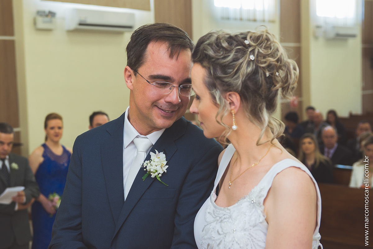 Noivos trocando olhares durante a crimonia de casamento. Foto por Marco Moscarelli