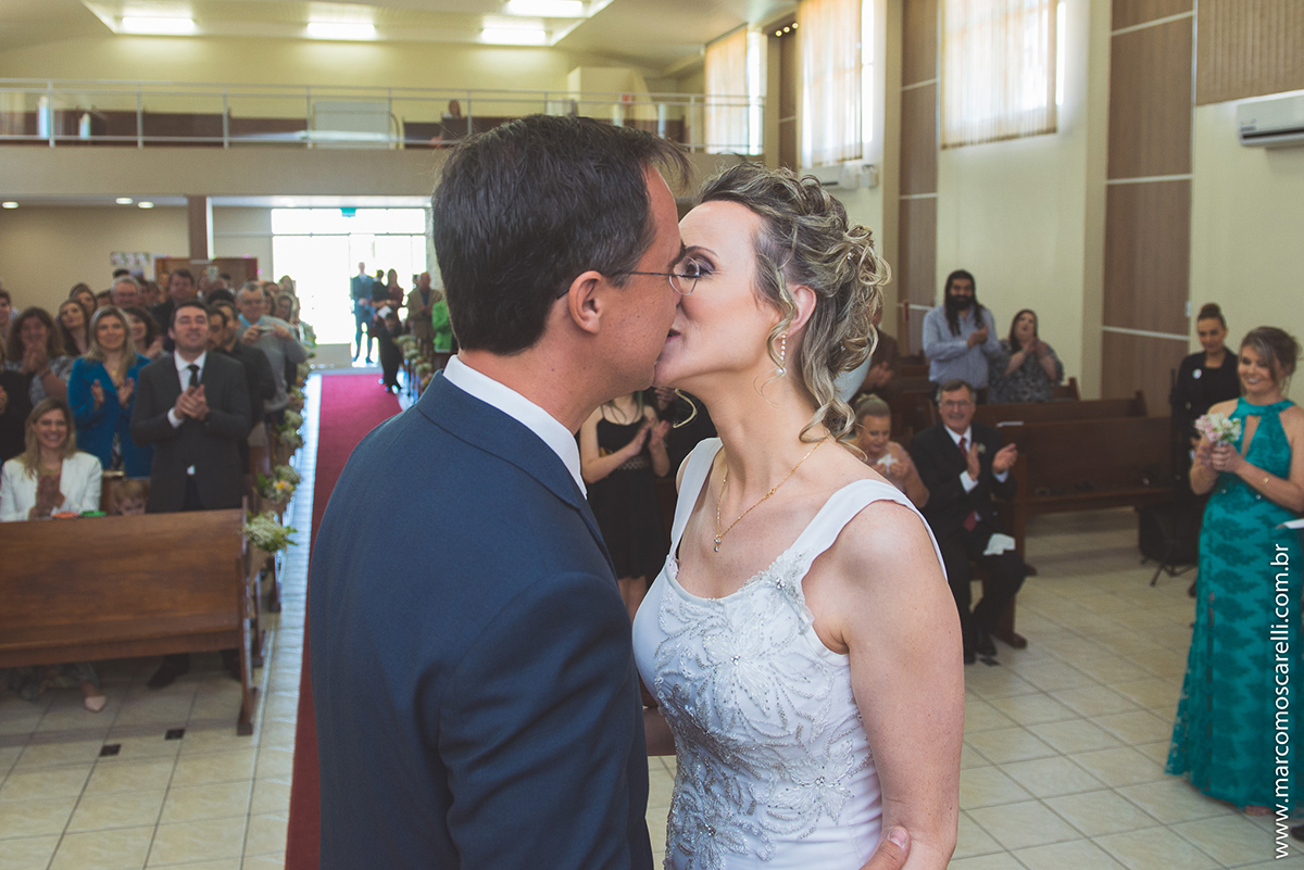 Foto em detalhe do beijo dos noivos ao final da cerominia de casamento. Foto por Marco Moscarelli