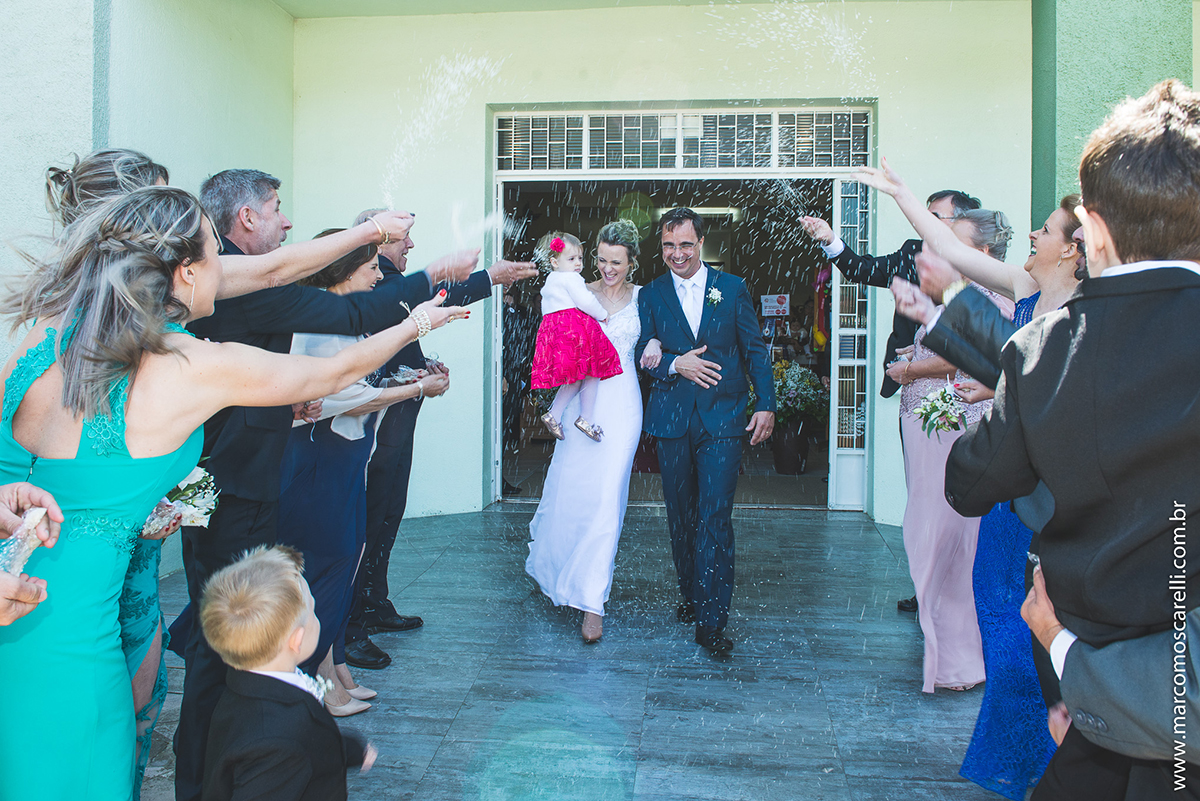 Momento da saida dos noivos da igreja após o casamento com muita chuva de arroz. Foto por Marco Moscarelli