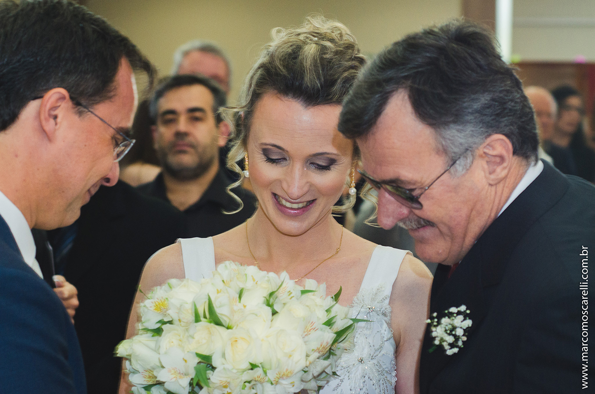 Momento em que o pai da noiva entrega para o noivo a sua futura esposa durante o casamento. Foto por Marco Moscarelli