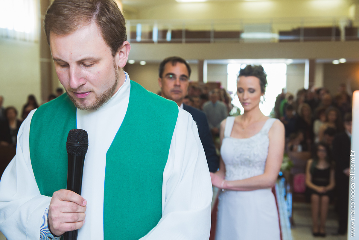 Detalhe da cerimonia de casamento no momento em que o padre faz oração. Fotp Por Marco Moscarelli