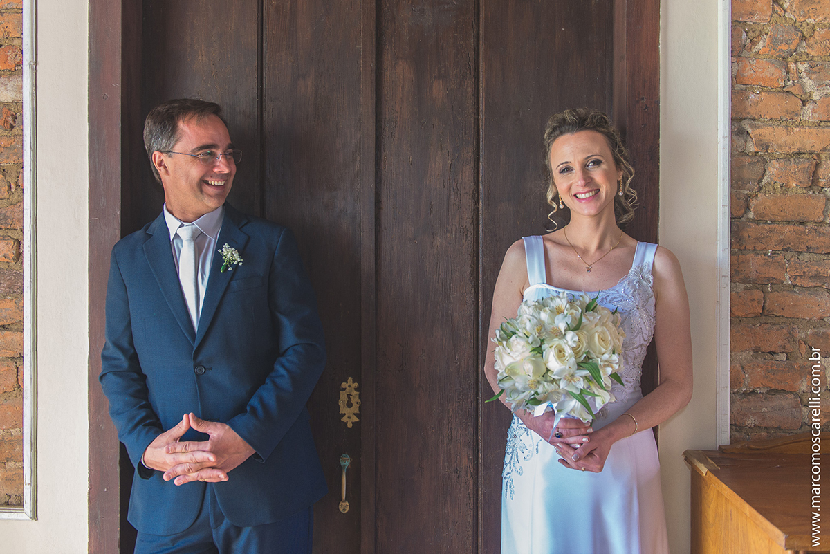 Noivos trocam olhares apaixonados durante seção de fotos após o casamento. Foto por Marco Moscarelli