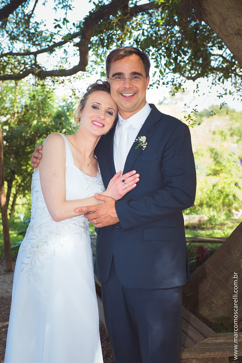 Foto do ensaio pós casamento dos noivos com um lindo fundo verde da natureza. Foto por Marco Moscarelli