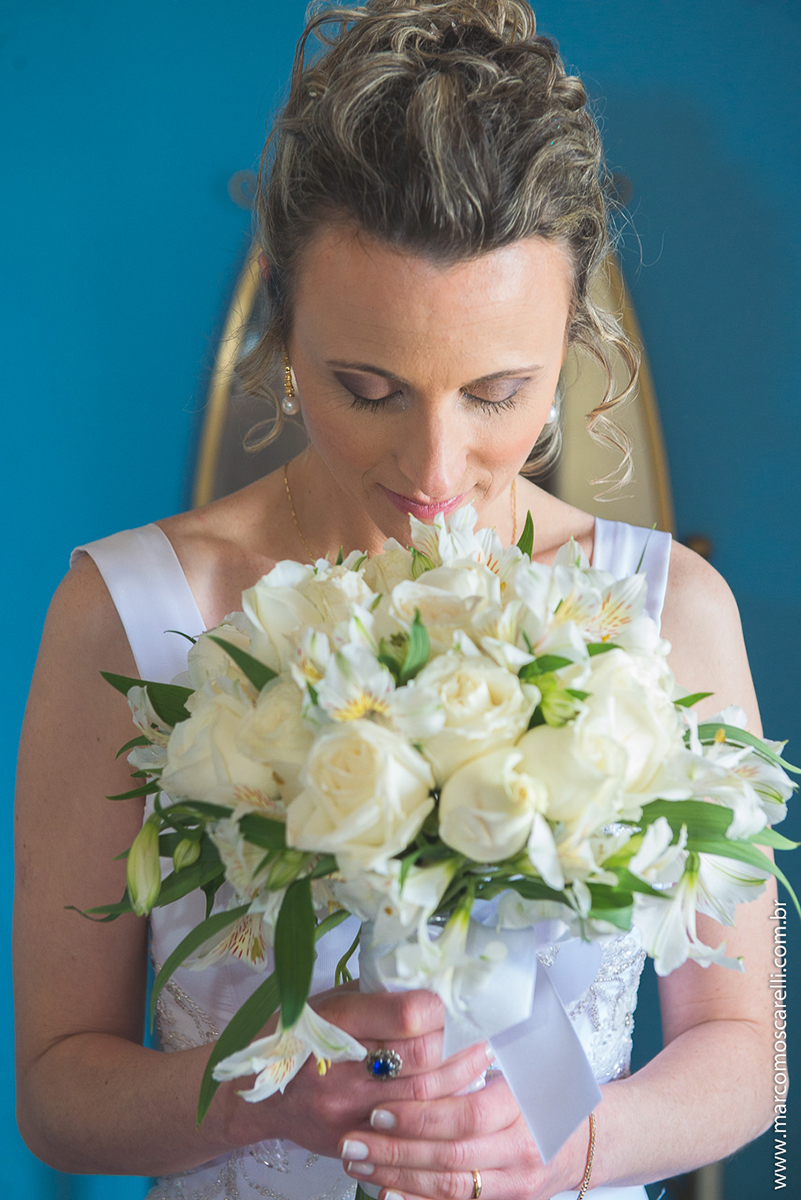 Noiva posando para foto com seu lindo buque de noiva no seu pós casamento. Foto por Marco Moscarelli