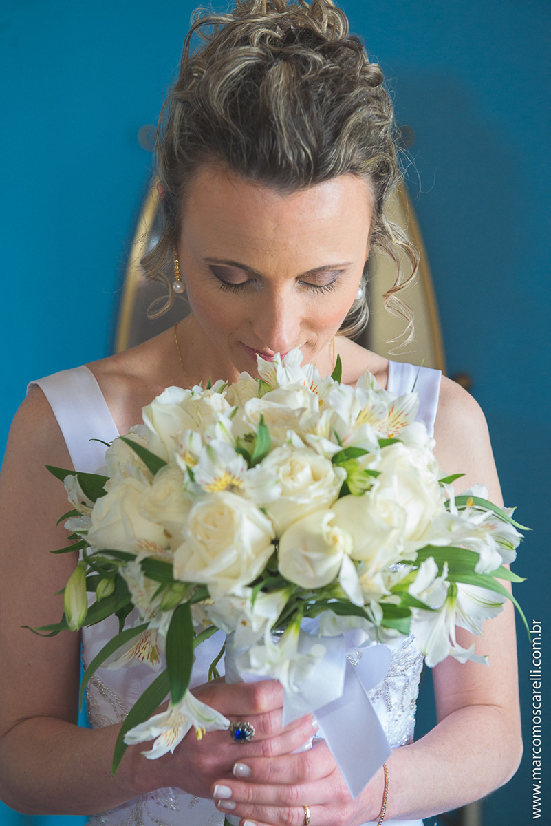 Noiva posando para foto com seu lindo buquê de noiva no seu pós casamento. Foto por Marco Moscarelli