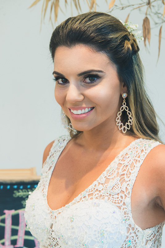 Retrato da noiva após o encerramento da maquiagem durante o seu making of. Foto Marco Moscarelli. Casamento Clube Caça e Pesca Pelotas