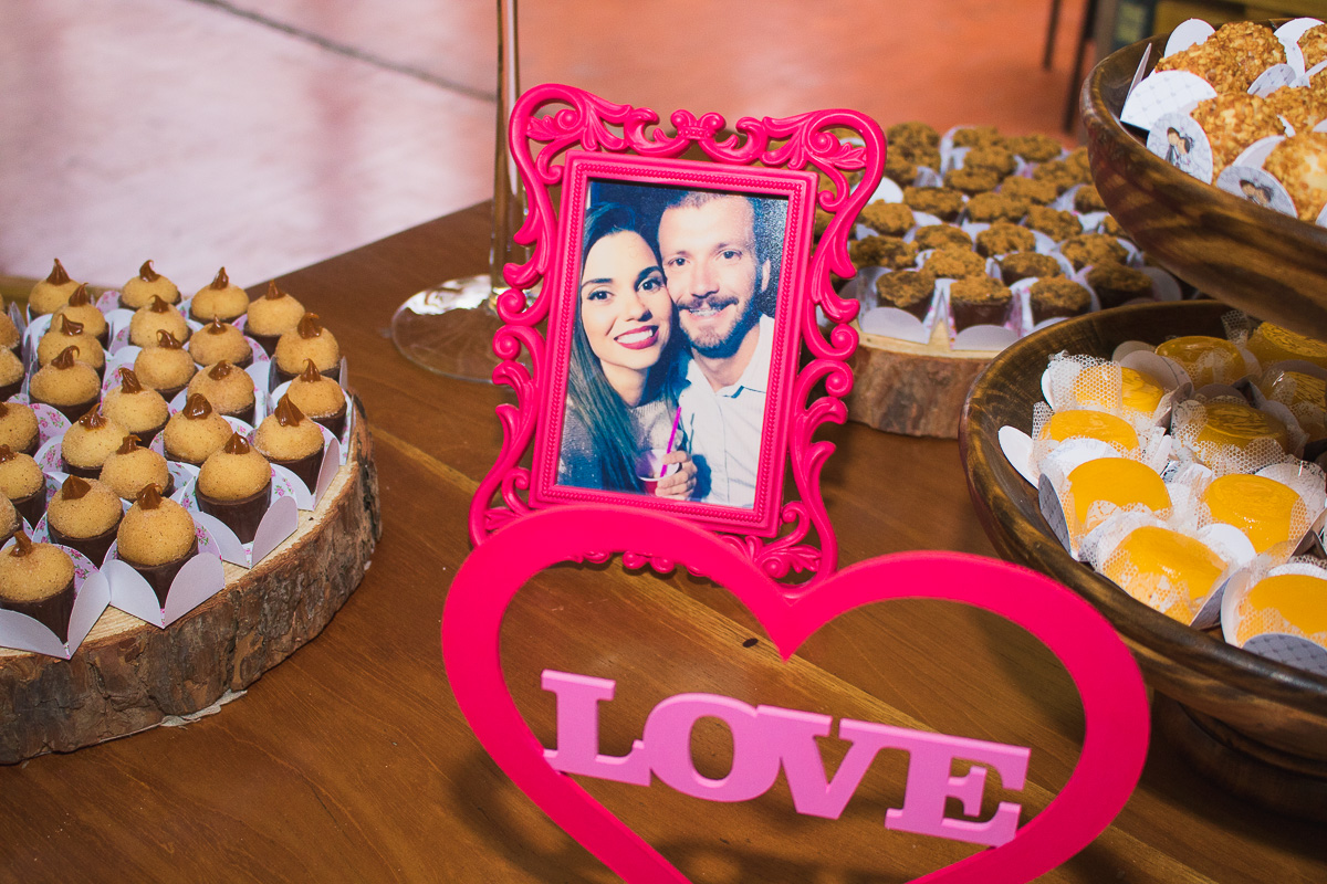 Detalhe da decoração do casamento com fotos dos noivos na mesa do bolo.l Foto Marco Moscarelli. Casamento Clube Caça e Pesca Pelotas