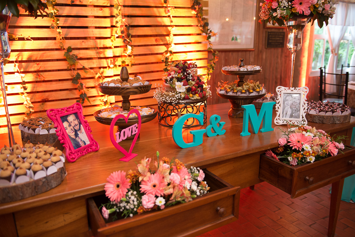 Foto da mesa dos noivos decorando a cerimonia de caamento. Foto Marco Moscarelli. Casamento Clube Caça e Pesca Pelotas