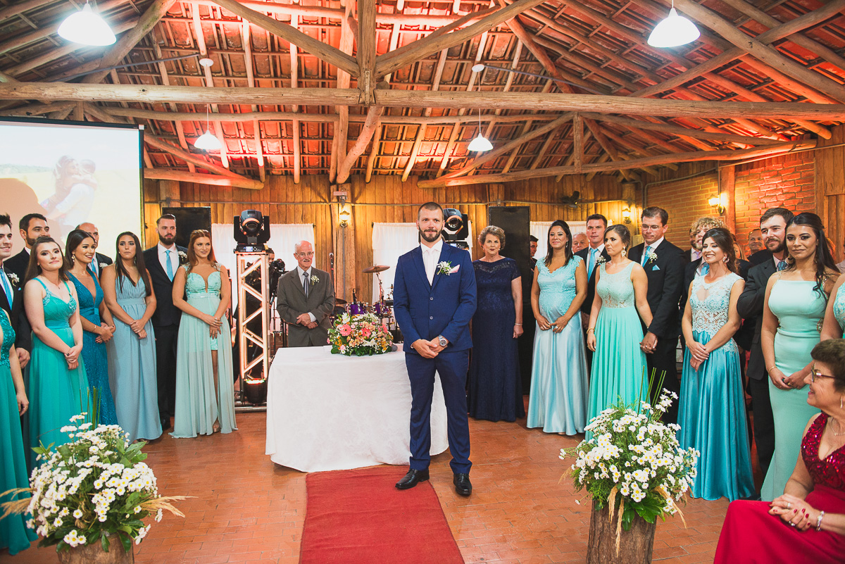 Noivo aguardando no altar do casamento. Foto Marco Moscarelli. Casamento Clube Caça e Pesca Pelotas