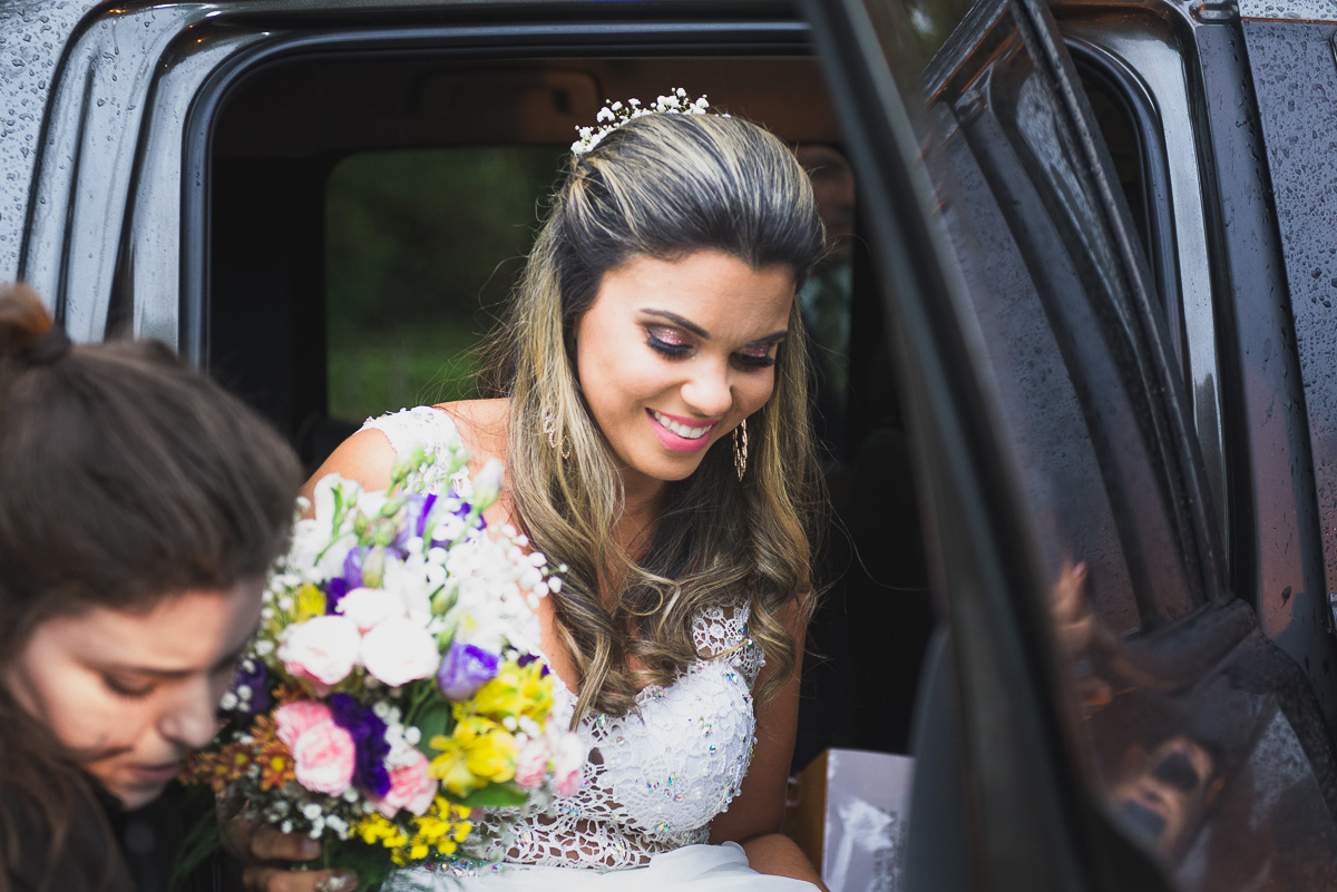 Noiva descendo do carro para a ceromônia de casamento. Foto Marco Moscarelli. Casamento Clube Caça e Pesca Pelotas