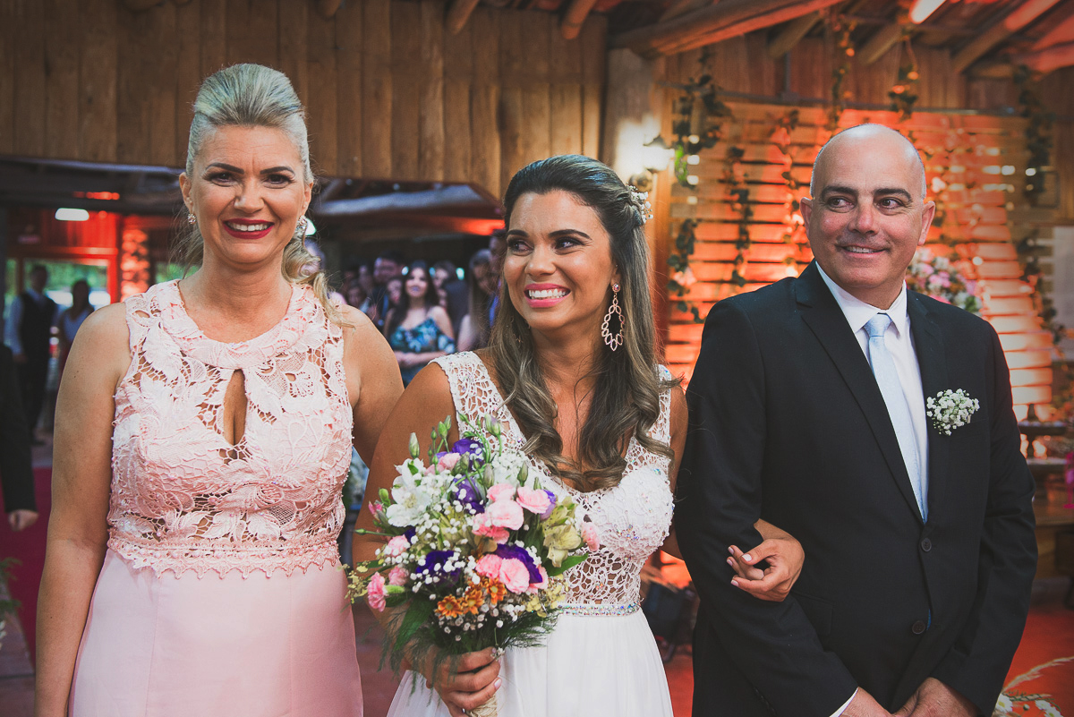 Noiva acompanhada dos pais e muito sorridente entrenado no casamento. Foto Marco Moscarelli. Casamento Clube Caça e Pesca Pelotas