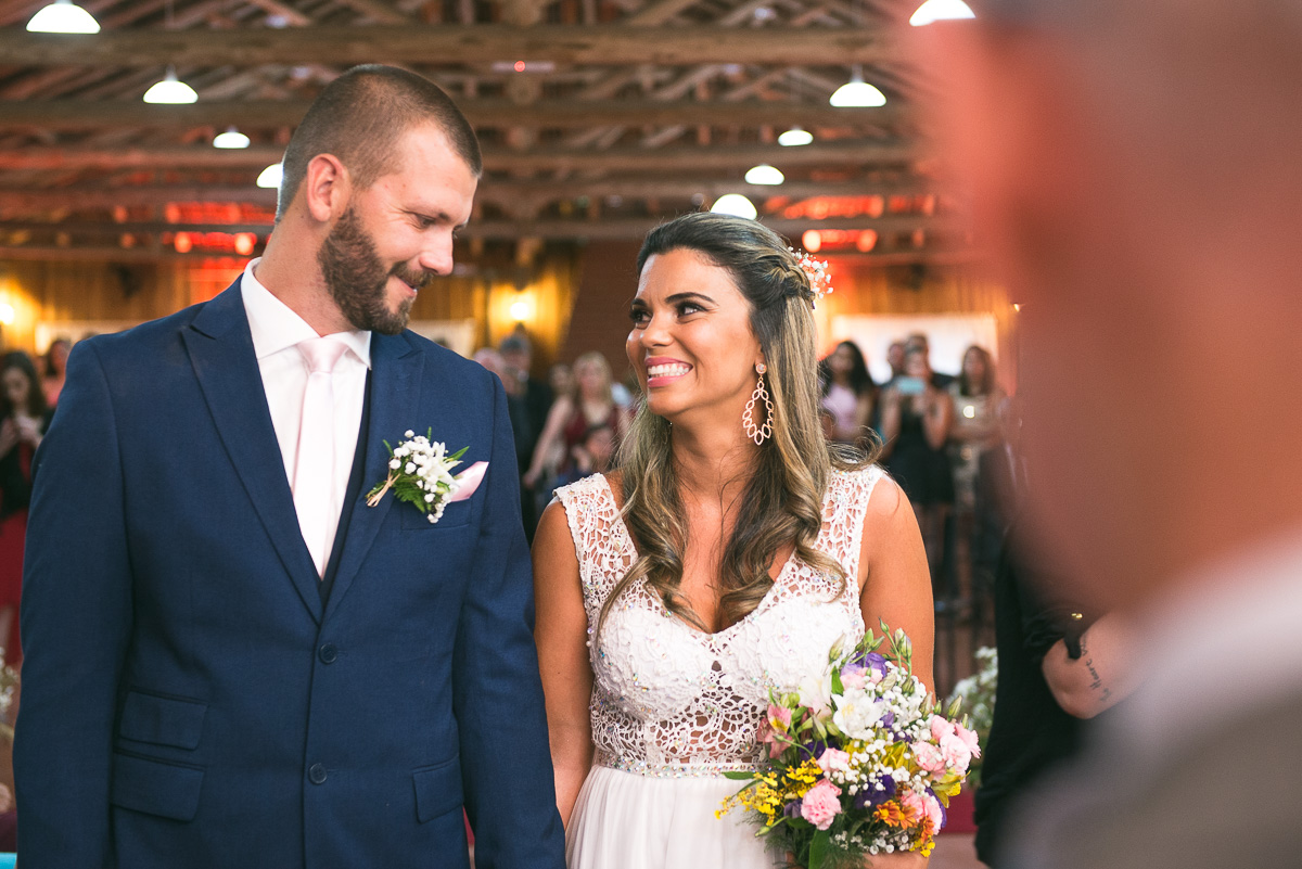 Linda troca d eolhares dos nois no altar do casamento. Foto Marco Moscarelli. Casamento Clube Caça e Pesca Pelotas