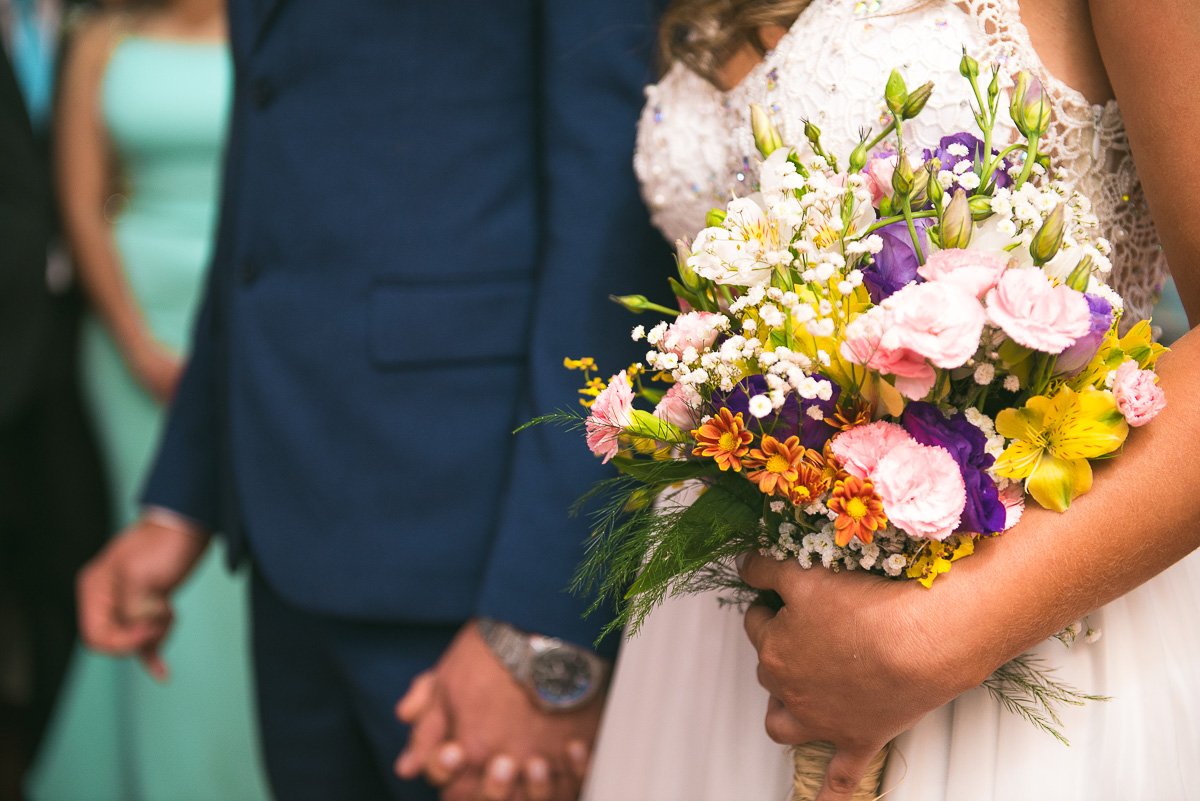 Detalhe da noiva segurando o seu buque durante o casamento. Foto Marco Moscarelli. Casamento Clube Caça e Pesca Pelotas