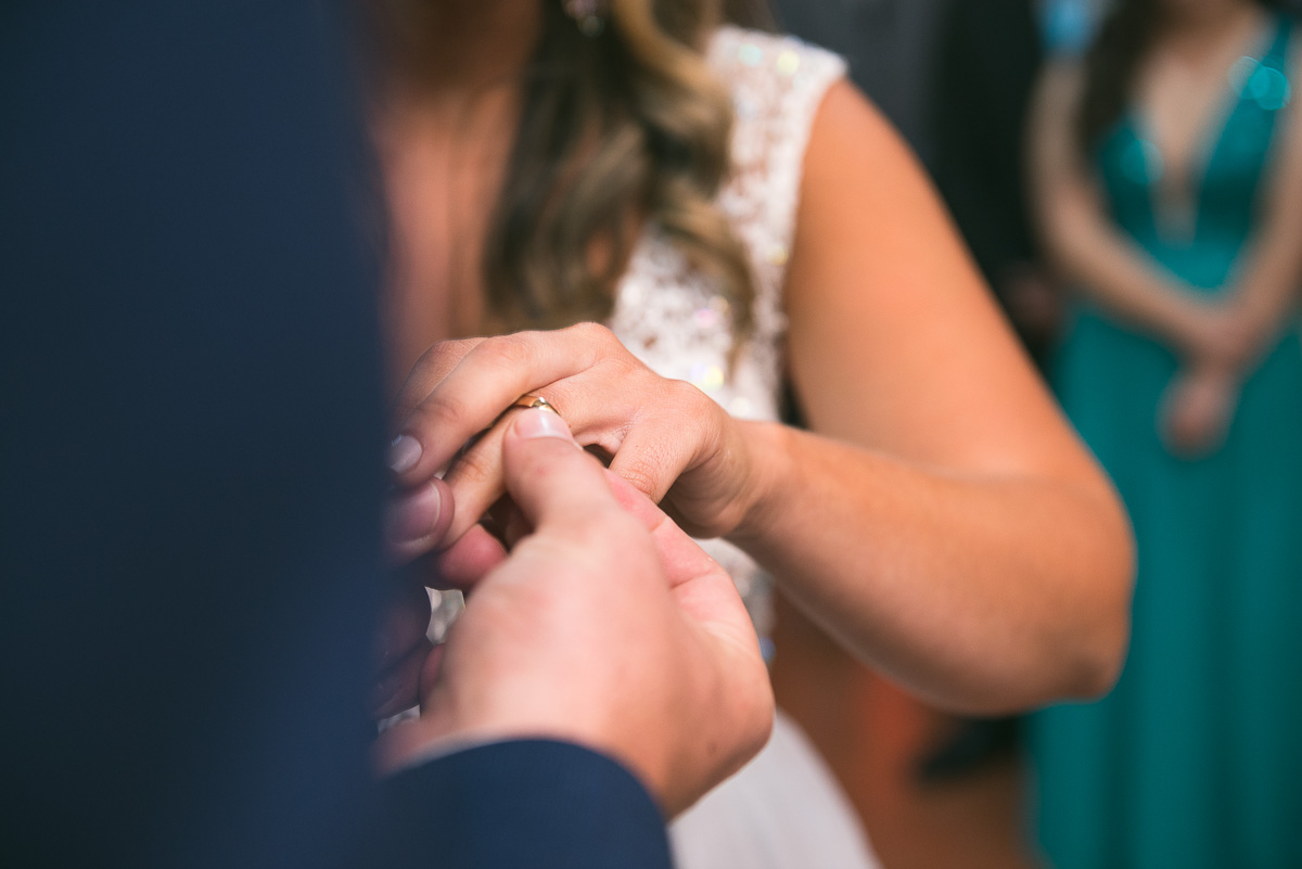 Detalhe do dedo da noiva enquanto o noivo coloca a aliança de casamento. Foto Marco Moscarelli. Casamento Clube Caça e Pesca Pelotas