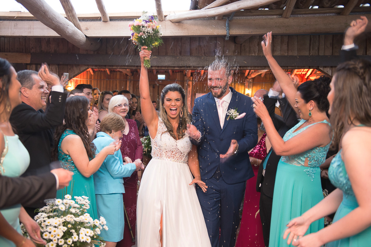 Saida dos noivos com chuva d earroz. Foto Marco Moscarelli. Casamento Clube Caça e Pesca Pelotas