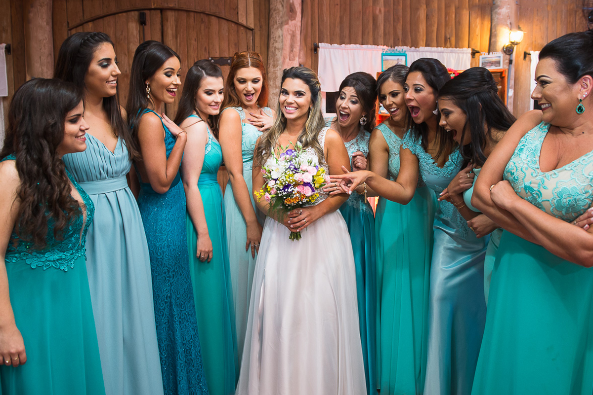 Madrinhas desejando o buque da noiva. Foto Marco Moscarelli. Casamento Clube Caça e Pesca Pelotas