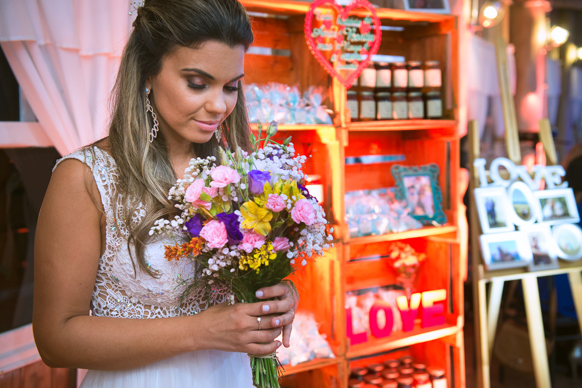 Noiva em momento lindo com o seu buque após o casamento. Foto Marco Moscarelli. Casamento Clube Caça e Pesca Pelotas