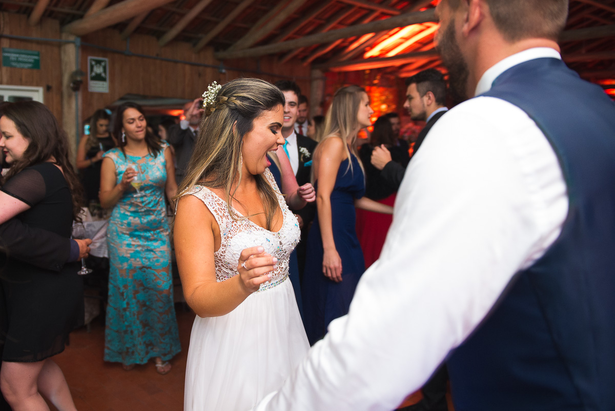 Noiva dançando feliz durante o baiule. Foto Marco Moscarelli. Casamento Clube Caça e Pesca Pelotas